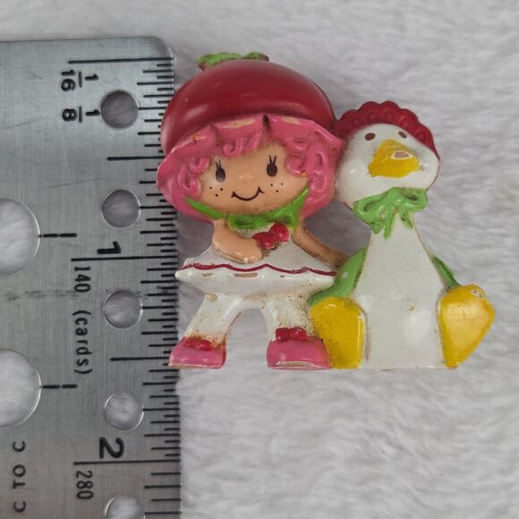 Vintage 1982 Strawberry Shortcake Figurine With Cherry Goose 1.5” - Picture 8 of 8